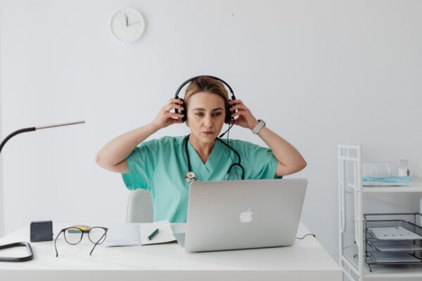 How Virtual Scribes Reduce Burnout and Improve Physician Efficiency